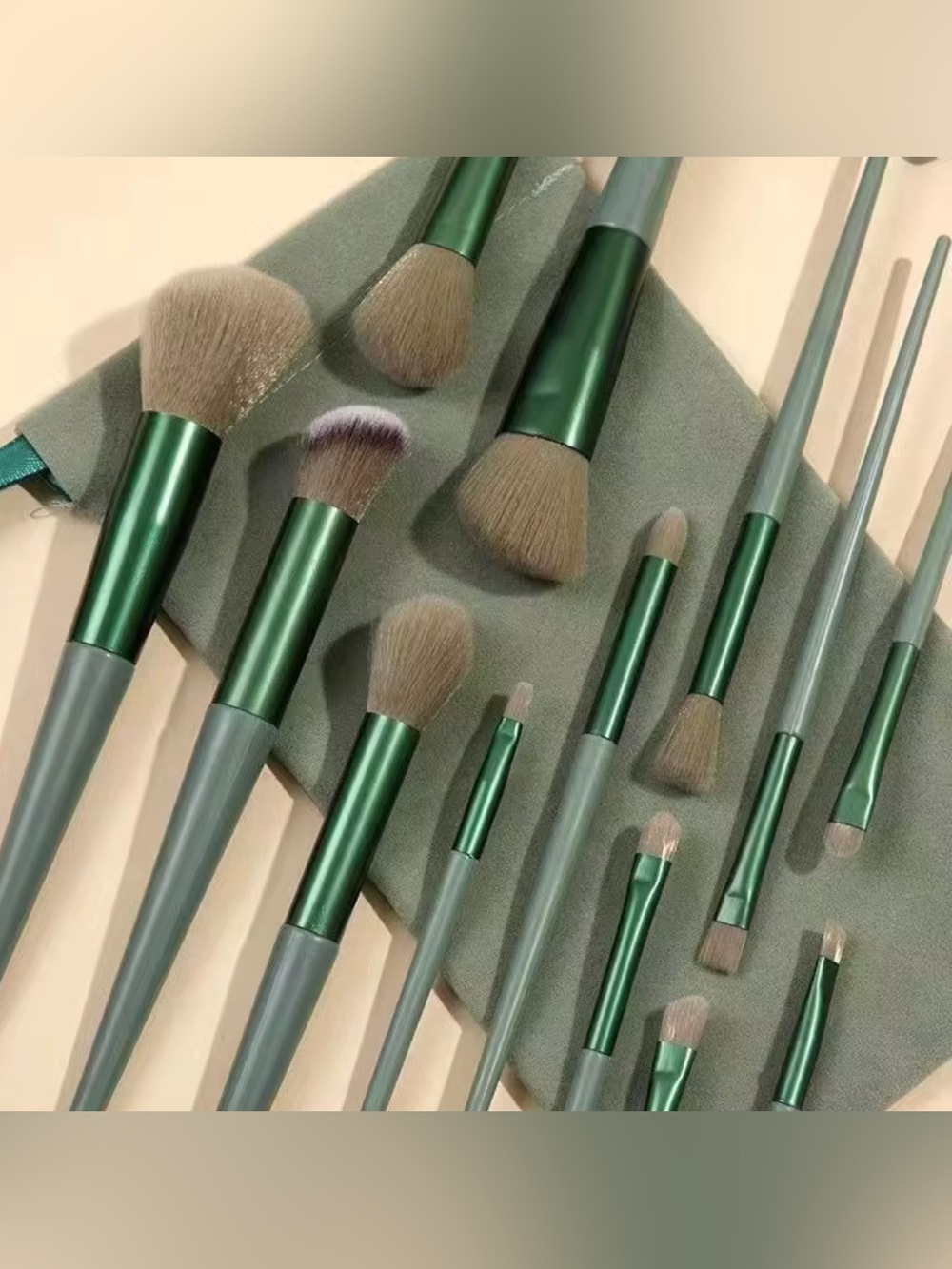13 pcs Makeup Brush Set With Pouch - NWT - Picture 2 of 11